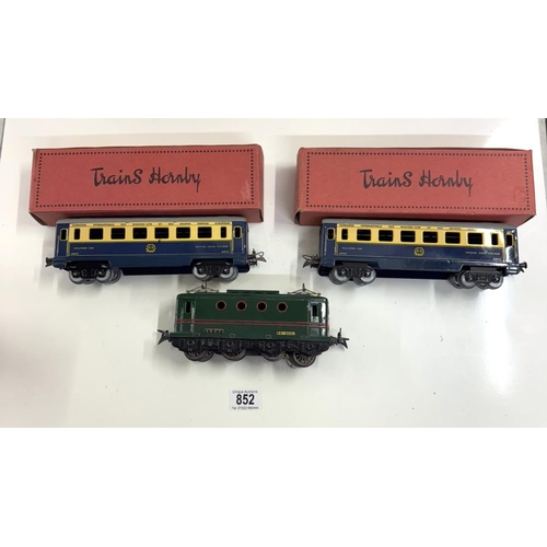 852 - A French Hornby O gauge 3 rail SNCF engine & 2 boxed coaches