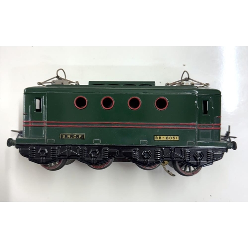 852 - A French Hornby O gauge 3 rail SNCF engine & 2 boxed coaches