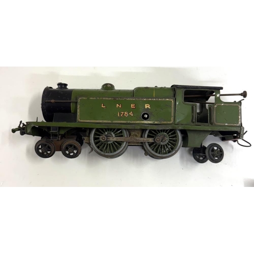 856 - 2 Hornby O gauge LNER clockwork locomotives with tenders. Springs are ok, no keys