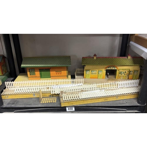 858 - A 1930s Hornby O gauge station & goods building and platform with fence panels