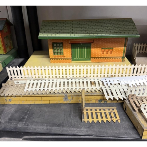 858 - A 1930s Hornby O gauge station & goods building and platform with fence panels