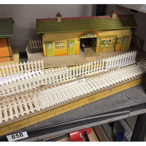 858 - A 1930s Hornby O gauge station & goods building and platform with fence panels