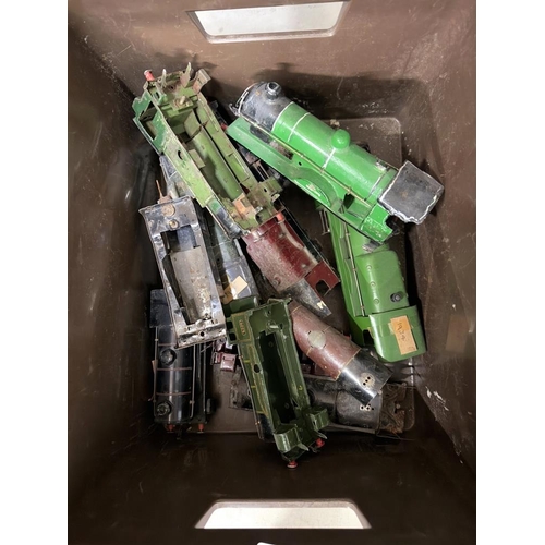 881 - A box of pre war Hornby O gauge locomotive body's, (incomplete for spares or repairs)