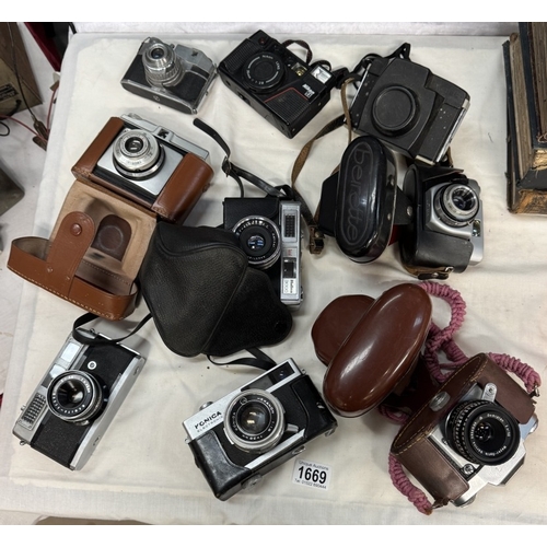 1669 - A collection of cameras including Konich & Bencioni etc.