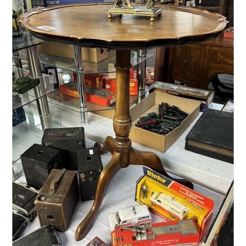 1686 - A mahogany tripod wine/tea table