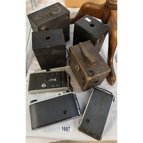 1687 - A quantity of vintage camera's including box Brownies etc.