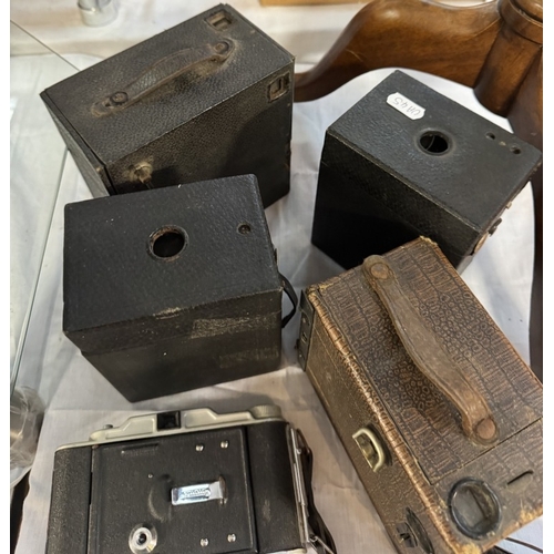 1687 - A quantity of vintage camera's including box Brownies etc.