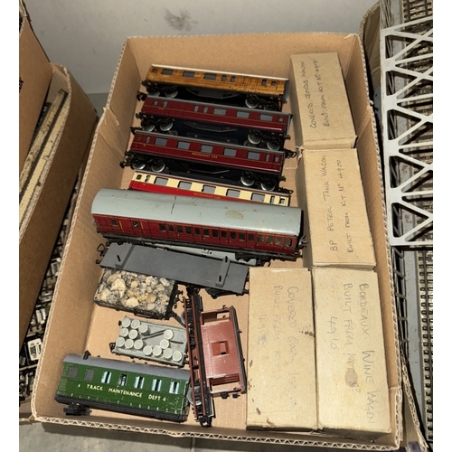 1718 - A good lot of Hornby Dublo/Triang 3 rail locomotives including TTR Trix coaches etc. Goods wagons & ... 