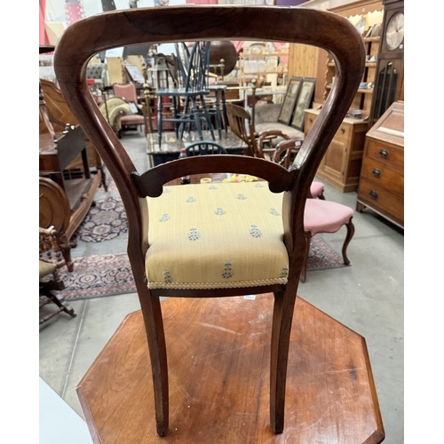 1757 - A Victorian balloon back chair