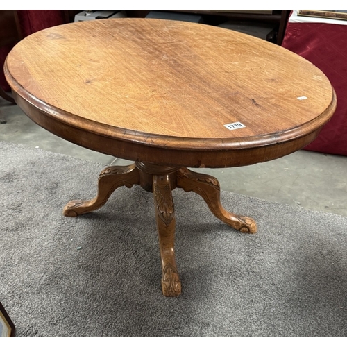 1779 - A Victorian oval mahogany loo table