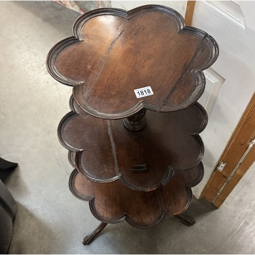 1818 - A Georgian mahogany 3 tier dumb waiter on tripod base