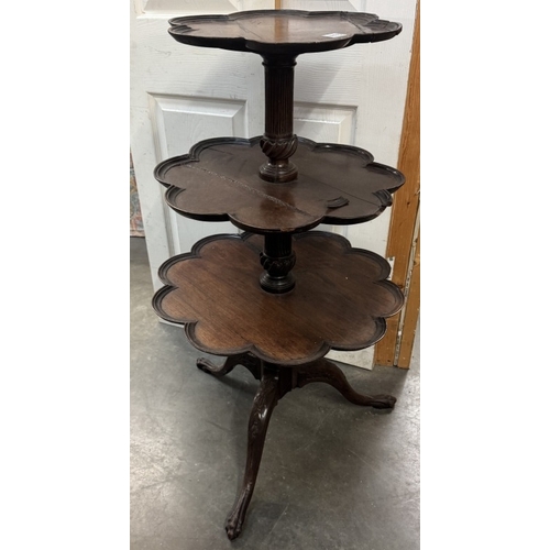 1818 - A Georgian mahogany 3 tier dumb waiter on tripod base