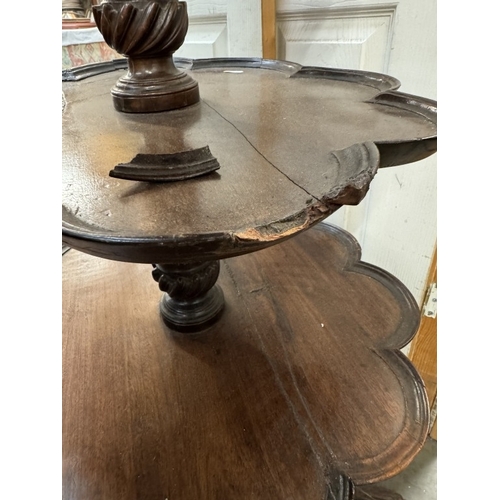 1818 - A Georgian mahogany 3 tier dumb waiter on tripod base