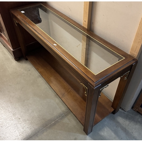 1821 - A mahogany hall table with glass top