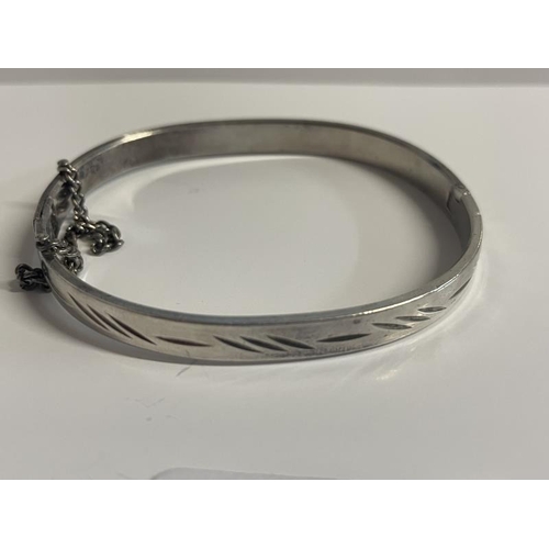 70K - A silver bangle with safety chain