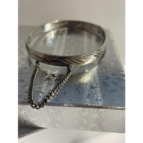 70K - A silver bangle with safety chain