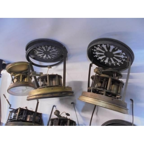 600P - Six assorted clock movements for spares or repair.