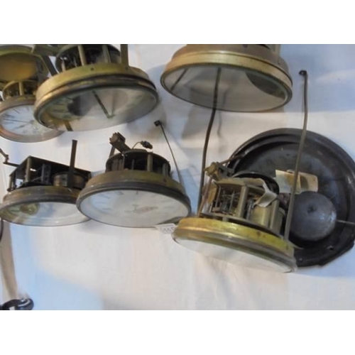 600P - Six assorted clock movements for spares or repair.