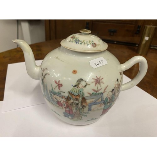 726 - A 19th century Chinese porcelain teapot decorated with figures