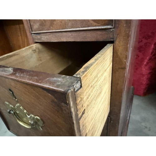 475 - A good quality small mahogany kneehole desk.