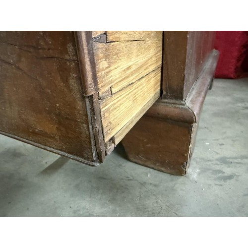 475 - A good quality small mahogany kneehole desk.