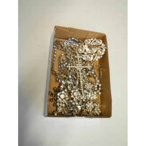 502 - Eight pieces of diamonte' jewellery including cross pendant.