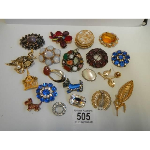 505 - Approximately twenty good assorted brooches all in good condition.