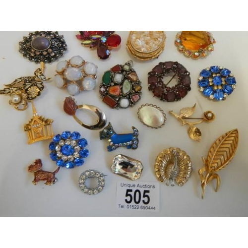 505 - Approximately twenty good assorted brooches all in good condition.