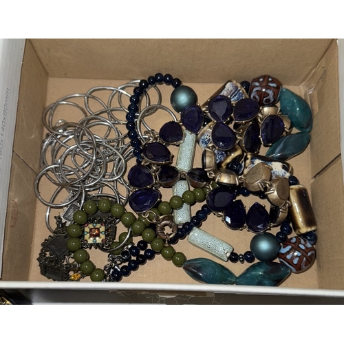 541 - A quantity of costume jewellery