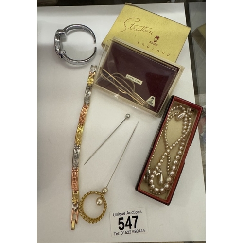 547 - A quantity of costume jewellery