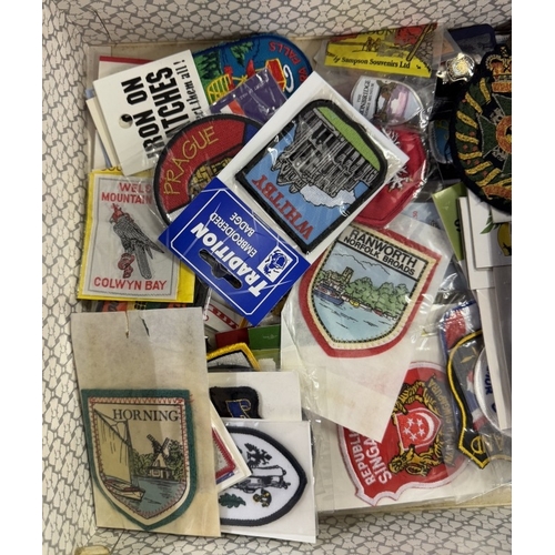 554 - A quantity of cloth military badges & a quantity of tourist patches etc