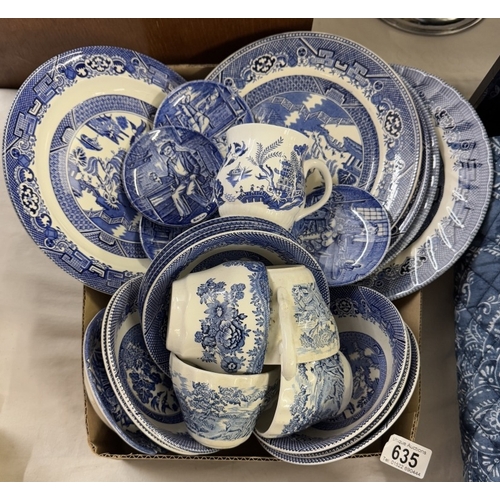 635 - A box of blue & white crockery etc