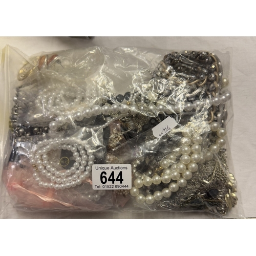 644 - A bag of costume jewellery