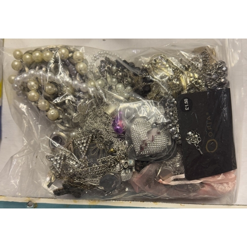 644 - A bag of costume jewellery