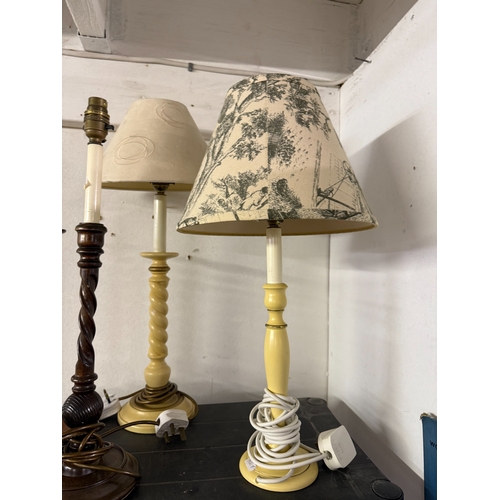 556 - 4 Turned wooden table lamps