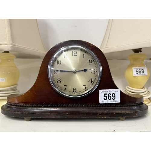 569 - A vintage mantle clock