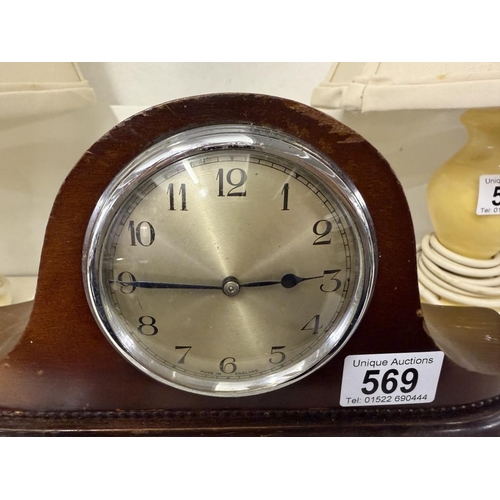 569 - A vintage mantle clock