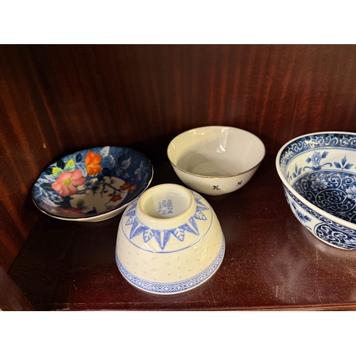 585 - A selection of Chinese ceramic bowls