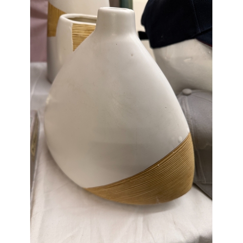 602 - 3 Artistic ceramic vases