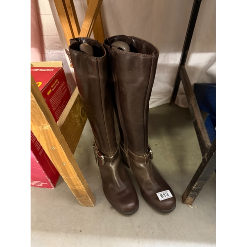 613 - A pair of Clarks boots, size 4, in good condition