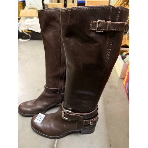 613 - A pair of Clarks boots, size 4, in good condition