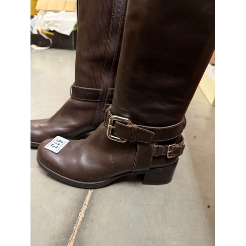 613 - A pair of Clarks boots, size 4, in good condition