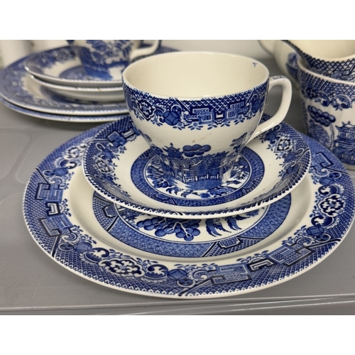 648 - A 21 piece Blue Willow tea set