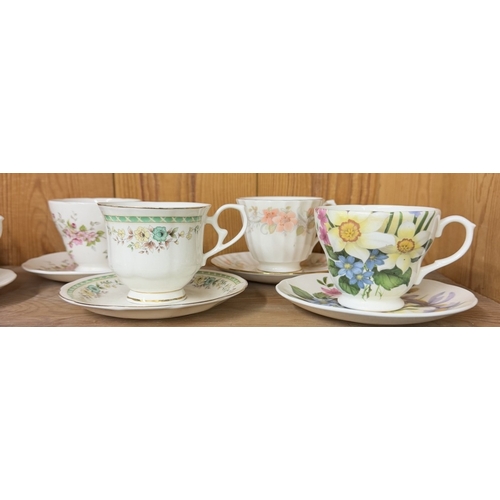 660 - An assortment of cups & saucers