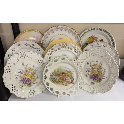 681 - A mixed lot of collector's and other plates.