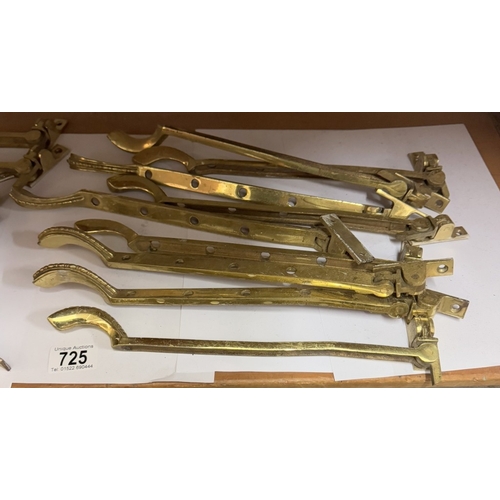 725 - A quantity of brass window catches