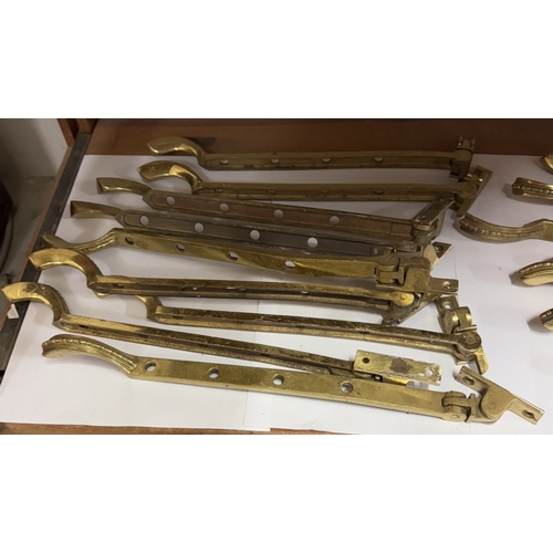 725 - A quantity of brass window catches