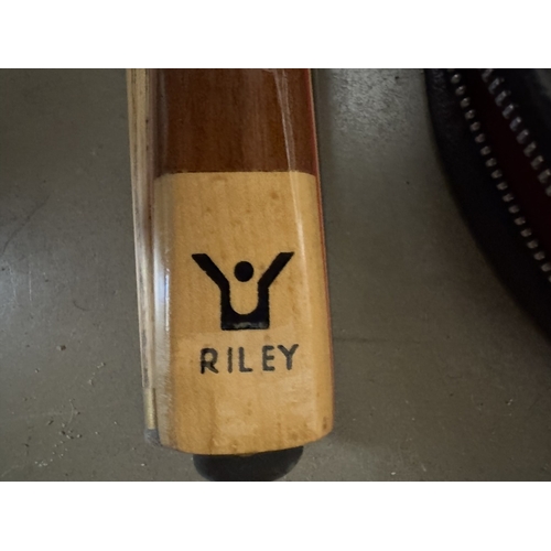 732 - A vintage Riley 2 piece snooker / pool cue