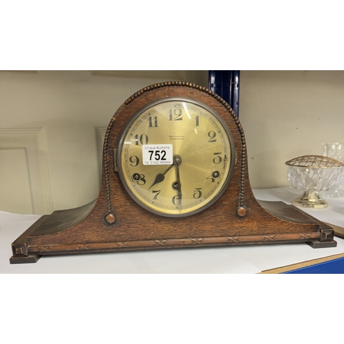 752 - A 1920's oak mantel clock in working order.