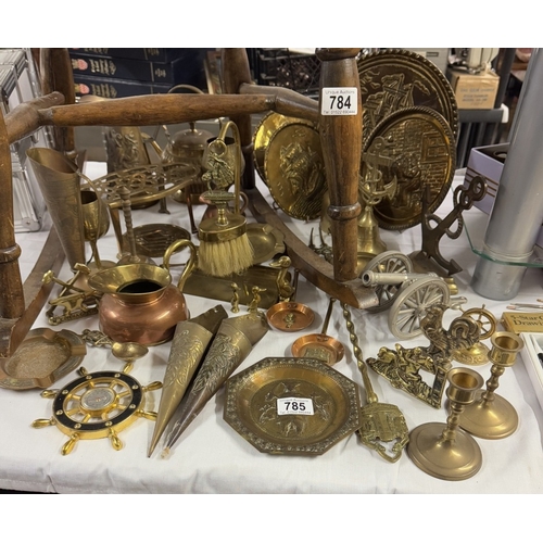 785 - A good lot of vintage brass & copper including plaques, candlesticks etc